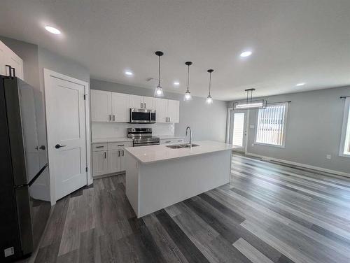 5354 Southlands Drive Se, Medicine Hat, AB - Indoor Photo Showing Kitchen With Upgraded Kitchen