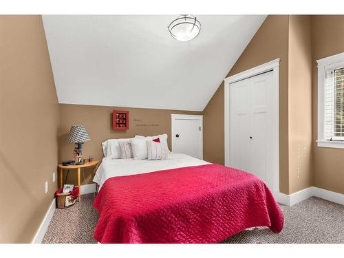 210 6 Avenue, Rural Cypress County, AB - Indoor Photo Showing Bedroom