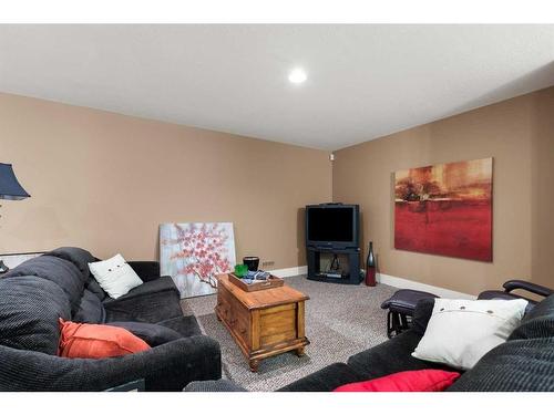 210 6 Avenue, Rural Cypress County, AB - Indoor Photo Showing Living Room