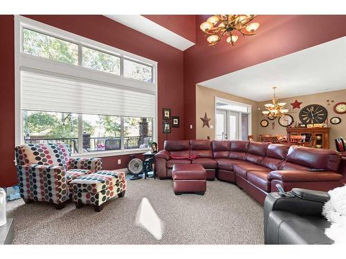 210 6 Avenue, Rural Cypress County, AB - Indoor Photo Showing Living Room