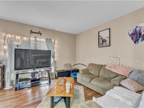 212 Northlands Pointe Ne, Medicine Hat, AB - Indoor Photo Showing Living Room