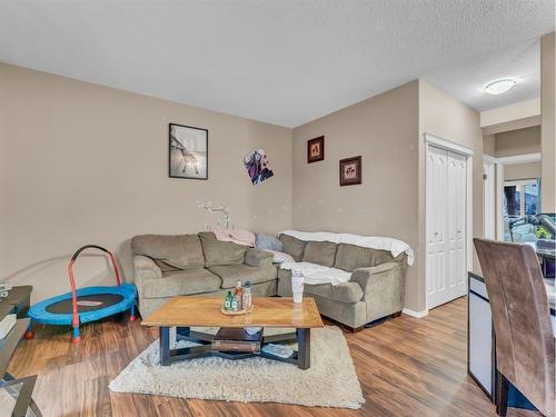 212 Northlands Pointe Ne, Medicine Hat, AB - Indoor Photo Showing Living Room