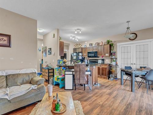 212 Northlands Pointe Ne, Medicine Hat, AB - Indoor Photo Showing Living Room