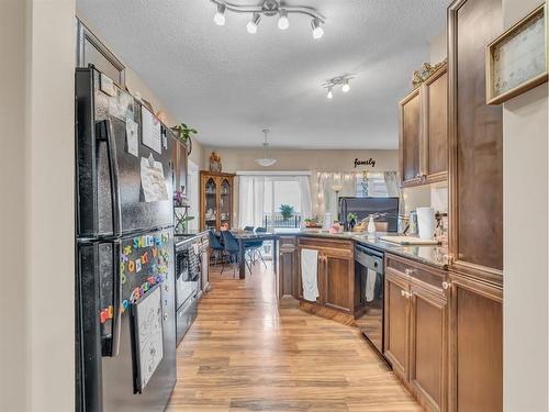 212 Northlands Pointe Ne, Medicine Hat, AB - Indoor Photo Showing Kitchen