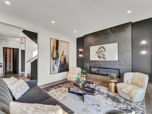 934 Memorial Drive Se, Redcliff, AB - Indoor Photo Showing Living Room