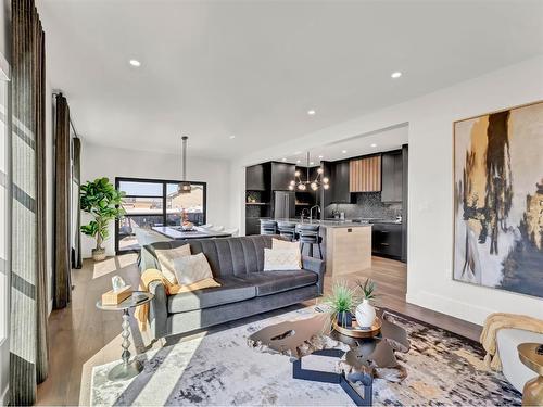 934 Memorial Drive Se, Redcliff, AB - Indoor Photo Showing Living Room