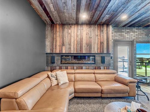 934 Memorial Drive Se, Redcliff, AB - Indoor Photo Showing Living Room