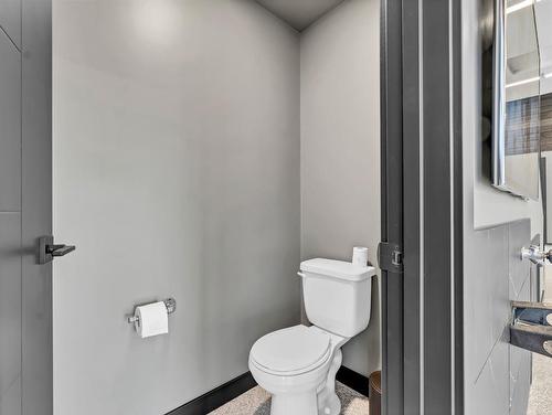 934 Memorial Drive Se, Redcliff, AB - Indoor Photo Showing Bathroom