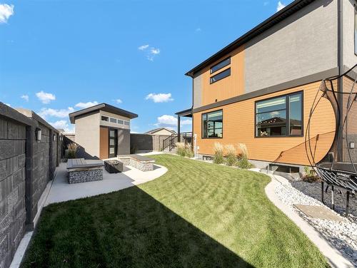 934 Memorial Drive Se, Redcliff, AB - Outdoor