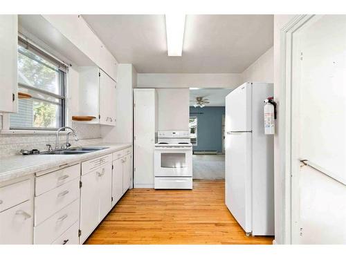 269 7 Street Se, Medicine Hat, AB - Indoor Photo Showing Kitchen With Double Sink