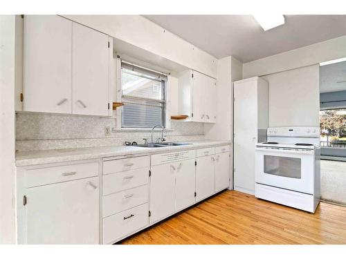 269 7 Street Se, Medicine Hat, AB - Indoor Photo Showing Kitchen With Double Sink