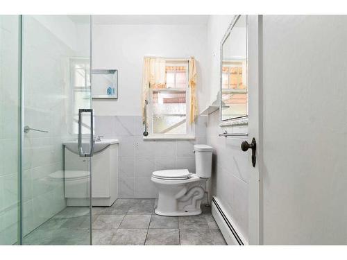 269 7 Street Se, Medicine Hat, AB - Indoor Photo Showing Bathroom