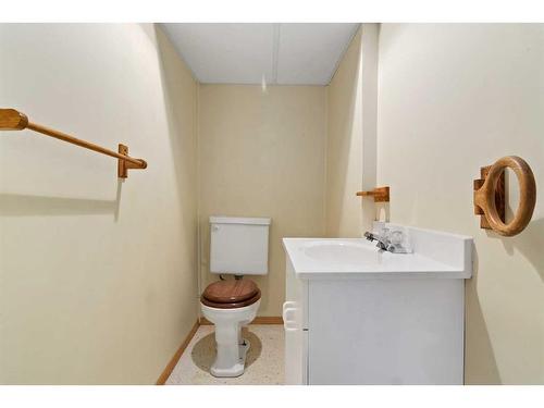 269 7 Street Se, Medicine Hat, AB - Indoor Photo Showing Bathroom