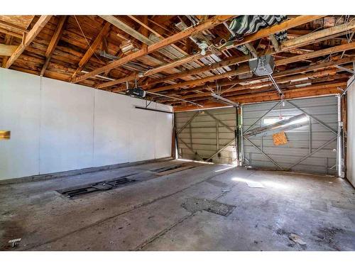 269 7 Street Se, Medicine Hat, AB - Indoor Photo Showing Garage