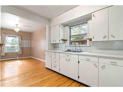 269 7 Street Se, Medicine Hat, AB - Indoor Photo Showing Kitchen With Double Sink