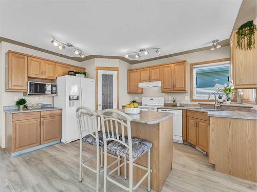 55 Sunrise Street Sw, Medicine Hat, AB - Indoor Photo Showing Kitchen