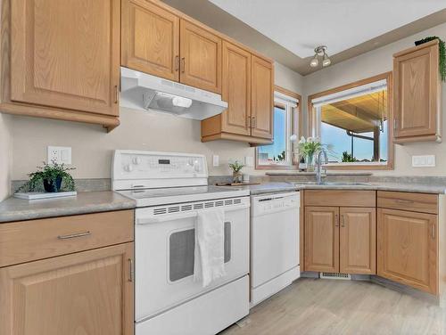 55 Sunrise Street Sw, Medicine Hat, AB - Indoor Photo Showing Kitchen