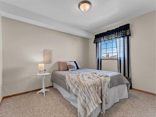 55 Sunrise Street Sw, Medicine Hat, AB - Indoor Photo Showing Bedroom