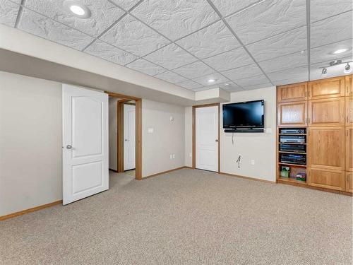 55 Sunrise Street Sw, Medicine Hat, AB - Indoor Photo Showing Other Room