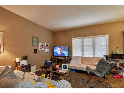 93 Somerset Lane Se, Medicine Hat, AB - Indoor Photo Showing Living Room