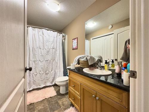 93 Somerset Lane Se, Medicine Hat, AB - Indoor Photo Showing Bathroom