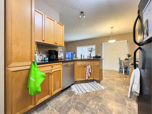 93 Somerset Lane Se, Medicine Hat, AB - Indoor Photo Showing Kitchen