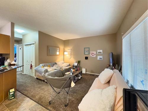 93 Somerset Lane Se, Medicine Hat, AB - Indoor Photo Showing Bedroom