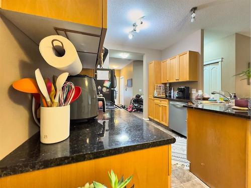 93 Somerset Lane Se, Medicine Hat, AB - Indoor Photo Showing Kitchen