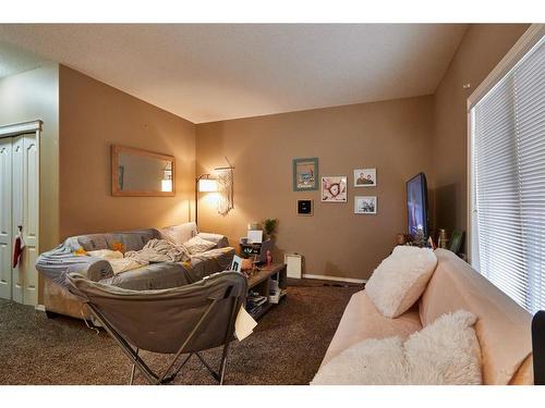 93 Somerset Lane Se, Medicine Hat, AB - Indoor Photo Showing Bedroom