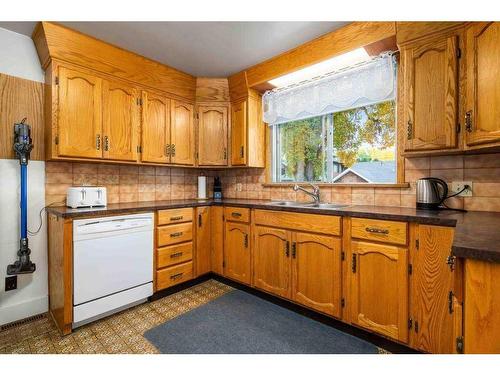 30 1St Street Nw, Medicine Hat, AB - Indoor Photo Showing Kitchen With Double Sink