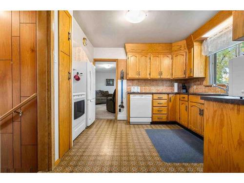 30 1St Street Nw, Medicine Hat, AB - Indoor Photo Showing Kitchen