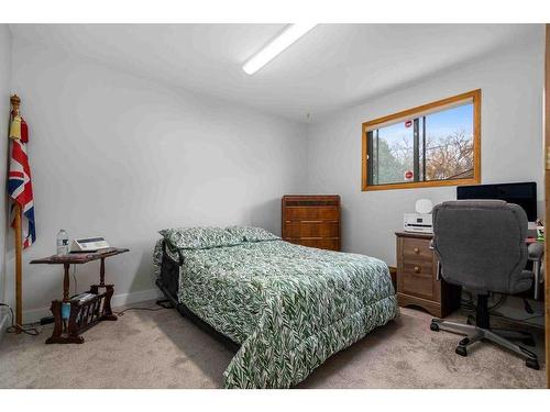 30 1St Street Nw, Medicine Hat, AB - Indoor Photo Showing Bedroom