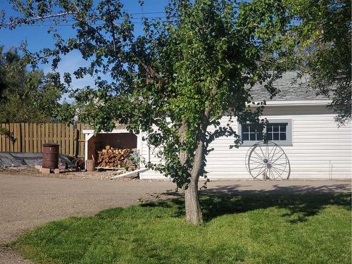 2 1 Street West, Schuler, AB - Outdoor