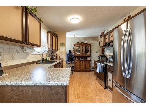 93 Clelland Crescent Se, Medicine Hat, AB - Indoor Photo Showing Kitchen