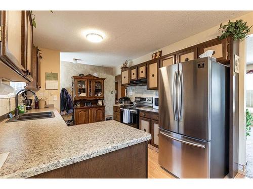 93 Clelland Crescent Se, Medicine Hat, AB - Indoor Photo Showing Kitchen With Double Sink