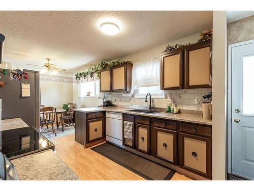 93 Clelland Crescent Se, Medicine Hat, AB - Indoor Photo Showing Kitchen