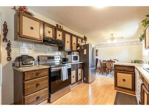 93 Clelland Crescent Se, Medicine Hat, AB - Indoor Photo Showing Kitchen