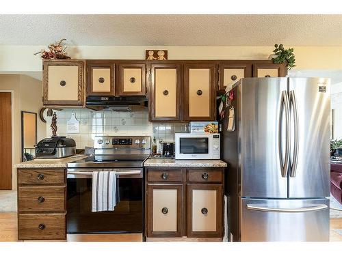 93 Clelland Crescent Se, Medicine Hat, AB - Indoor Photo Showing Kitchen