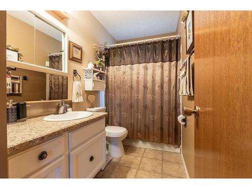 93 Clelland Crescent Se, Medicine Hat, AB - Indoor Photo Showing Bathroom