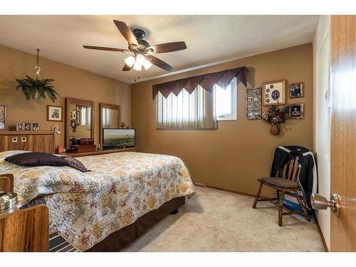 93 Clelland Crescent Se, Medicine Hat, AB - Indoor Photo Showing Bedroom