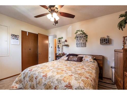 93 Clelland Crescent Se, Medicine Hat, AB - Indoor Photo Showing Bedroom