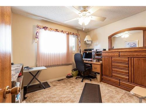 93 Clelland Crescent Se, Medicine Hat, AB - Indoor Photo Showing Office