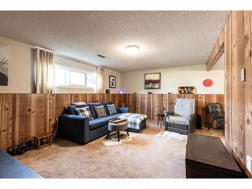 93 Clelland Crescent Se, Medicine Hat, AB - Indoor Photo Showing Living Room