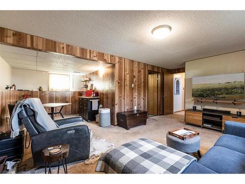 93 Clelland Crescent Se, Medicine Hat, AB - Indoor Photo Showing Living Room