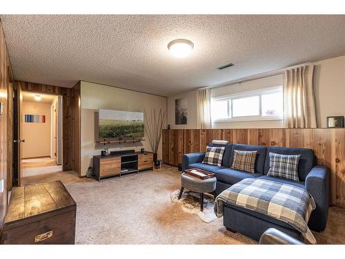 93 Clelland Crescent Se, Medicine Hat, AB - Indoor Photo Showing Living Room