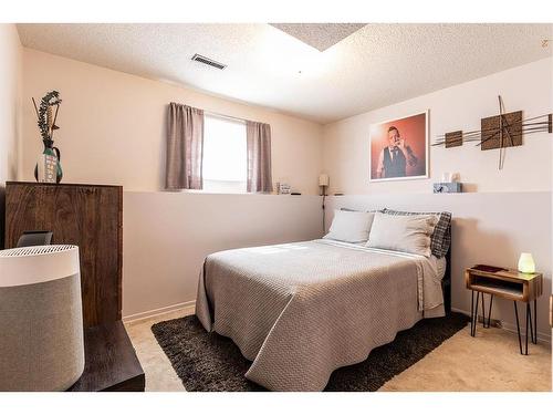 93 Clelland Crescent Se, Medicine Hat, AB - Indoor Photo Showing Bedroom