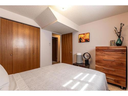 93 Clelland Crescent Se, Medicine Hat, AB - Indoor Photo Showing Bedroom