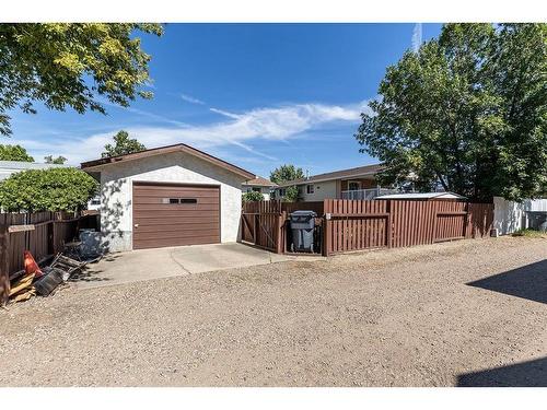 93 Clelland Crescent Se, Medicine Hat, AB - Outdoor With Exterior