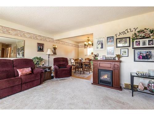 93 Clelland Crescent Se, Medicine Hat, AB - Indoor Photo Showing Living Room