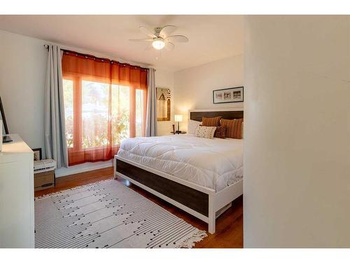 113 12 Street Se, Medicine Hat, AB - Indoor Photo Showing Bedroom